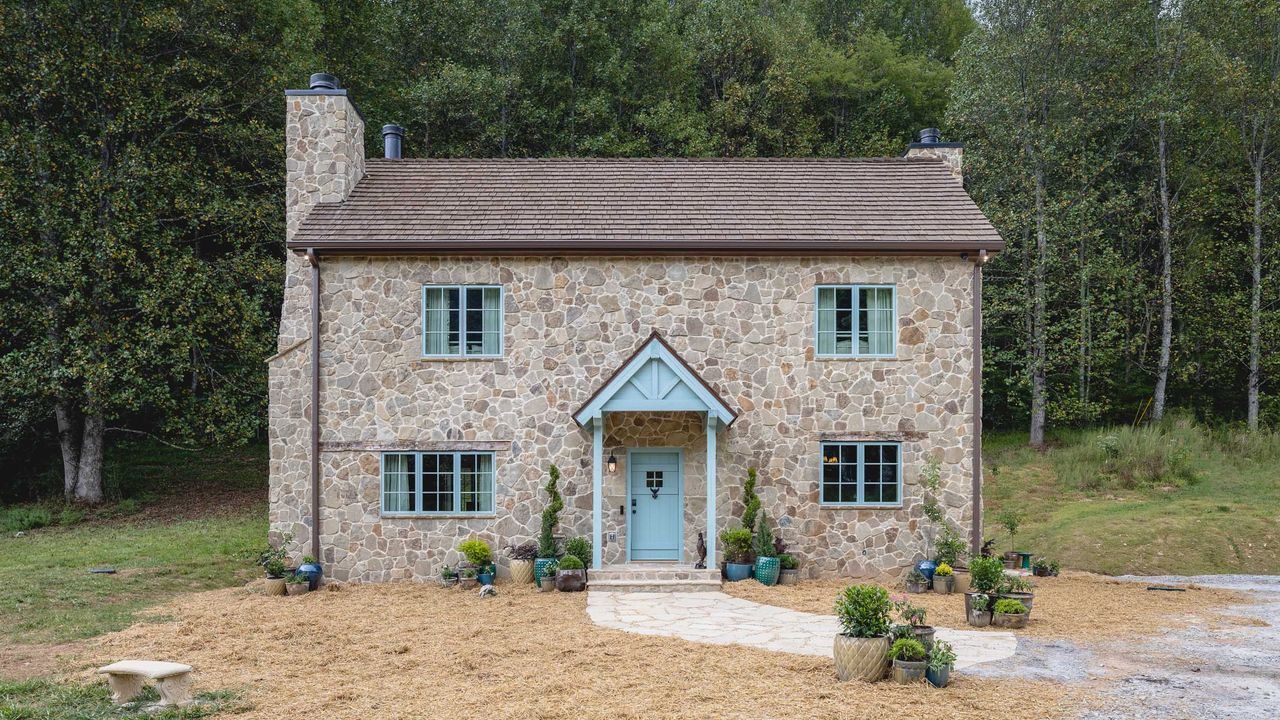 Experience Your Dream Stay at the Iconic Holiday Cottage! – Mirror Brief